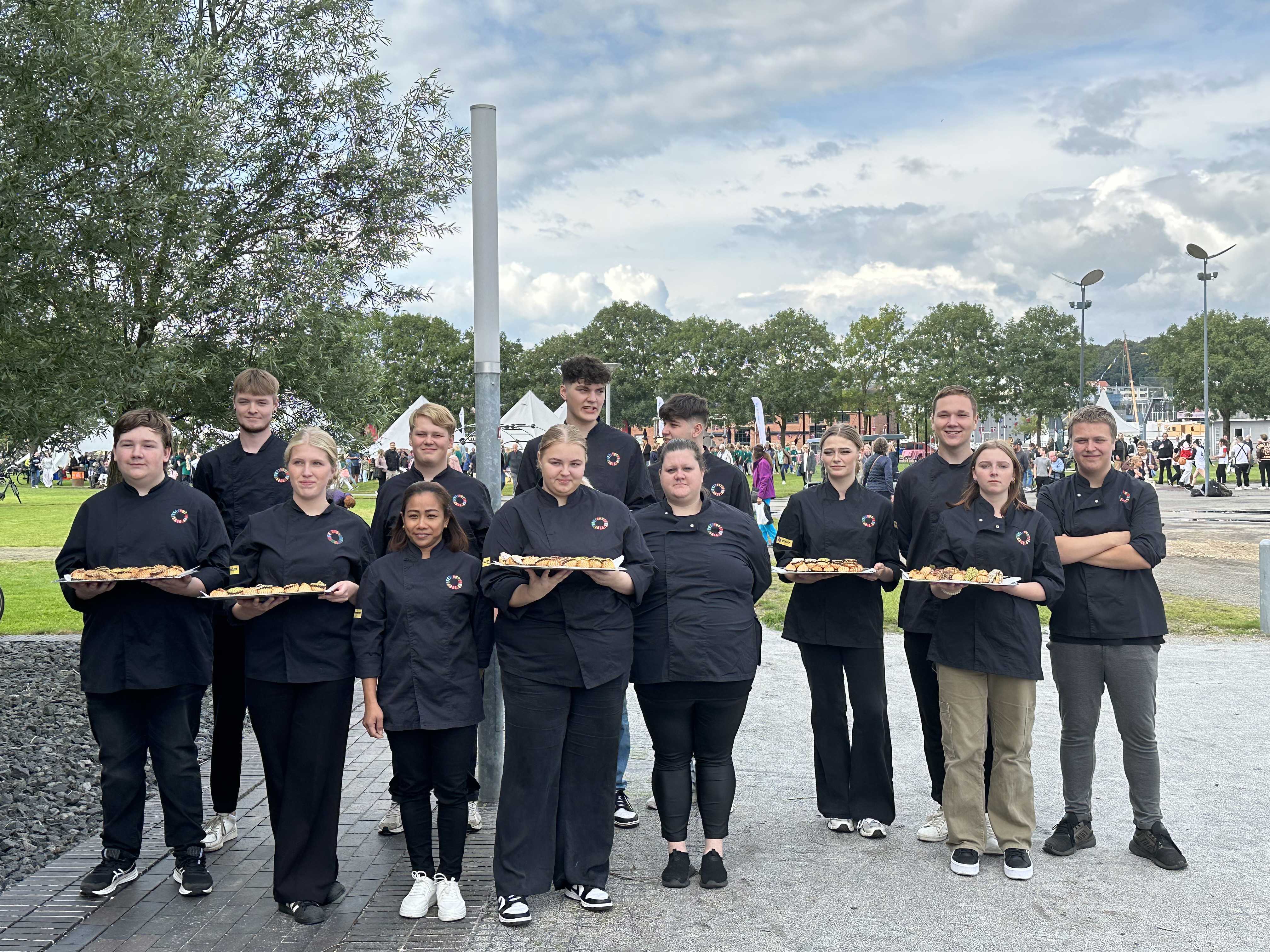 Folk med kager er klar til Dronningens besøg i Tronholmparken