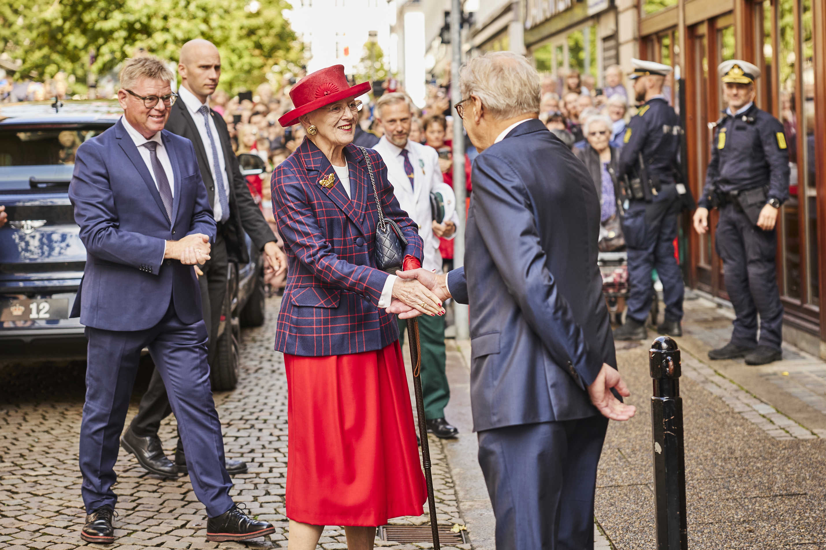 Dronningen på vej til Hotel Randers
