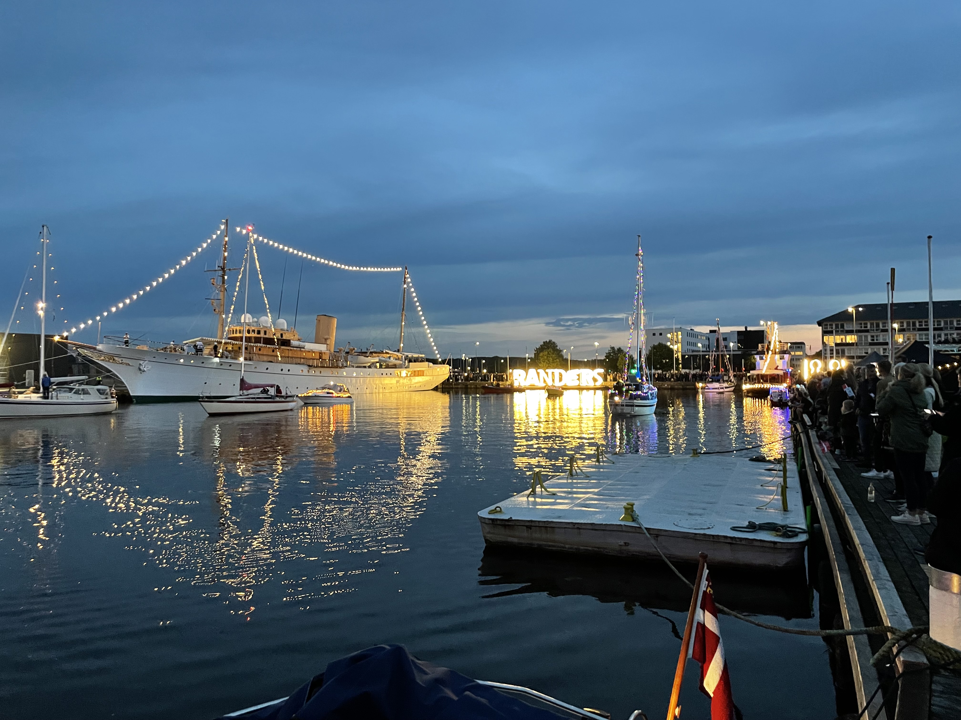 Kongeskibet i Randers Havn om aftenen