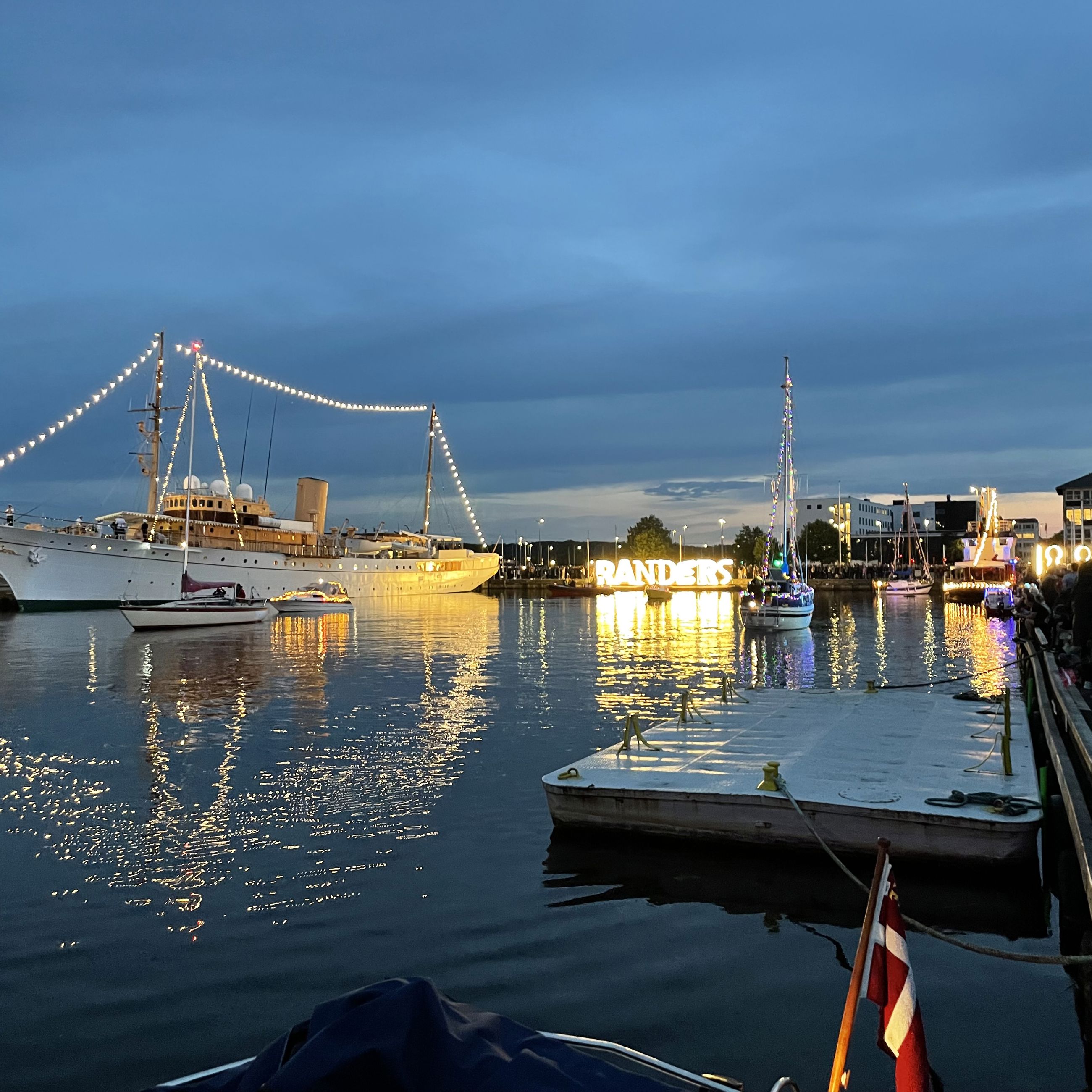 Kongeskibet i Randers Havn om aftenen