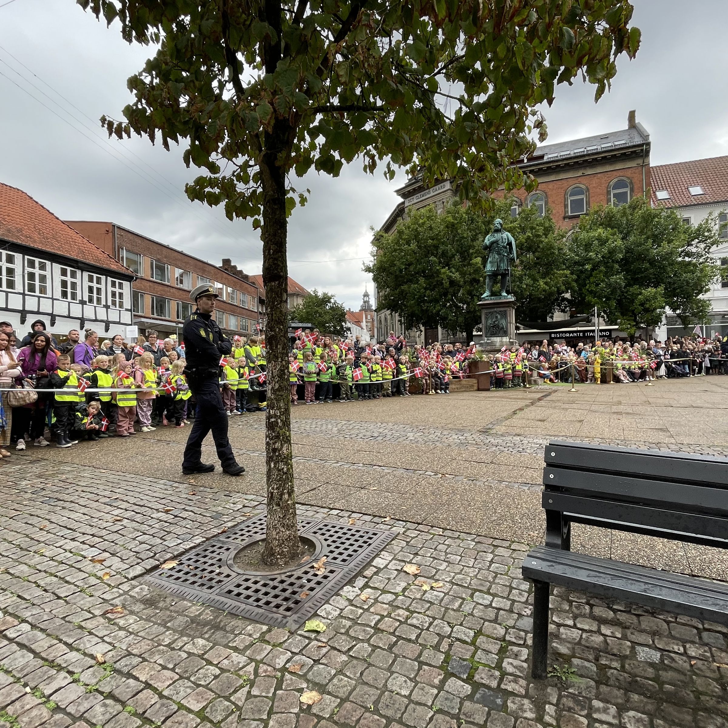Folk står klar til at modtage Dronningen på Rådhustorvet