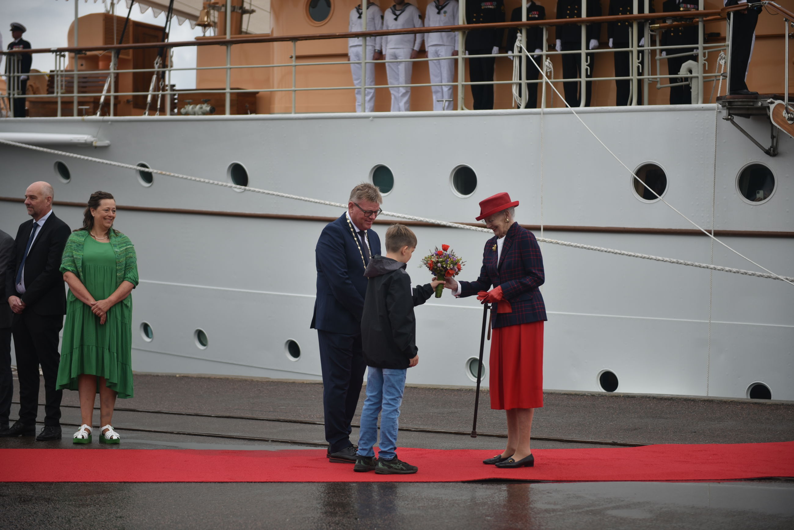 Dronningen bliver modtaget på havnen