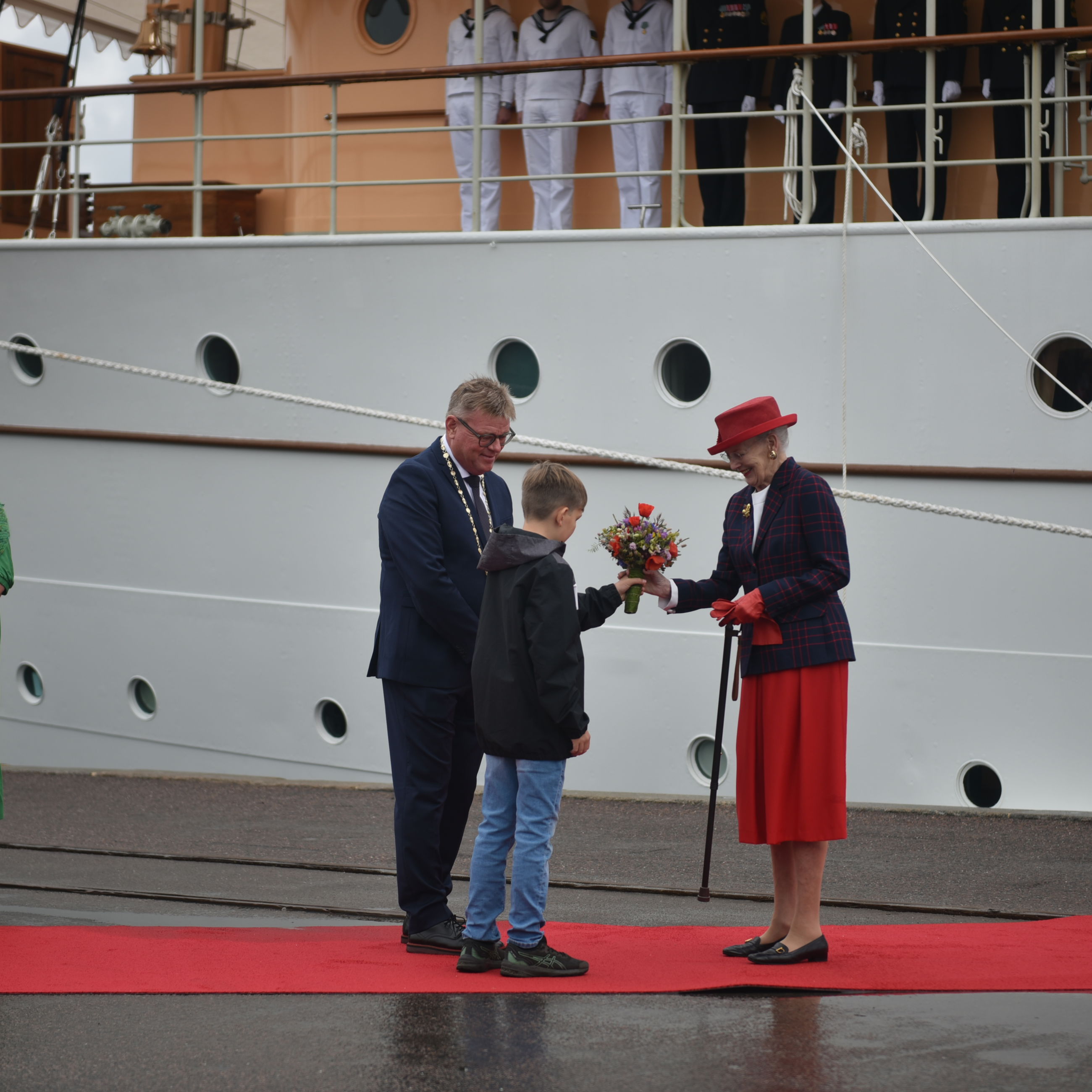 Dronningen bliver modtaget på havnen