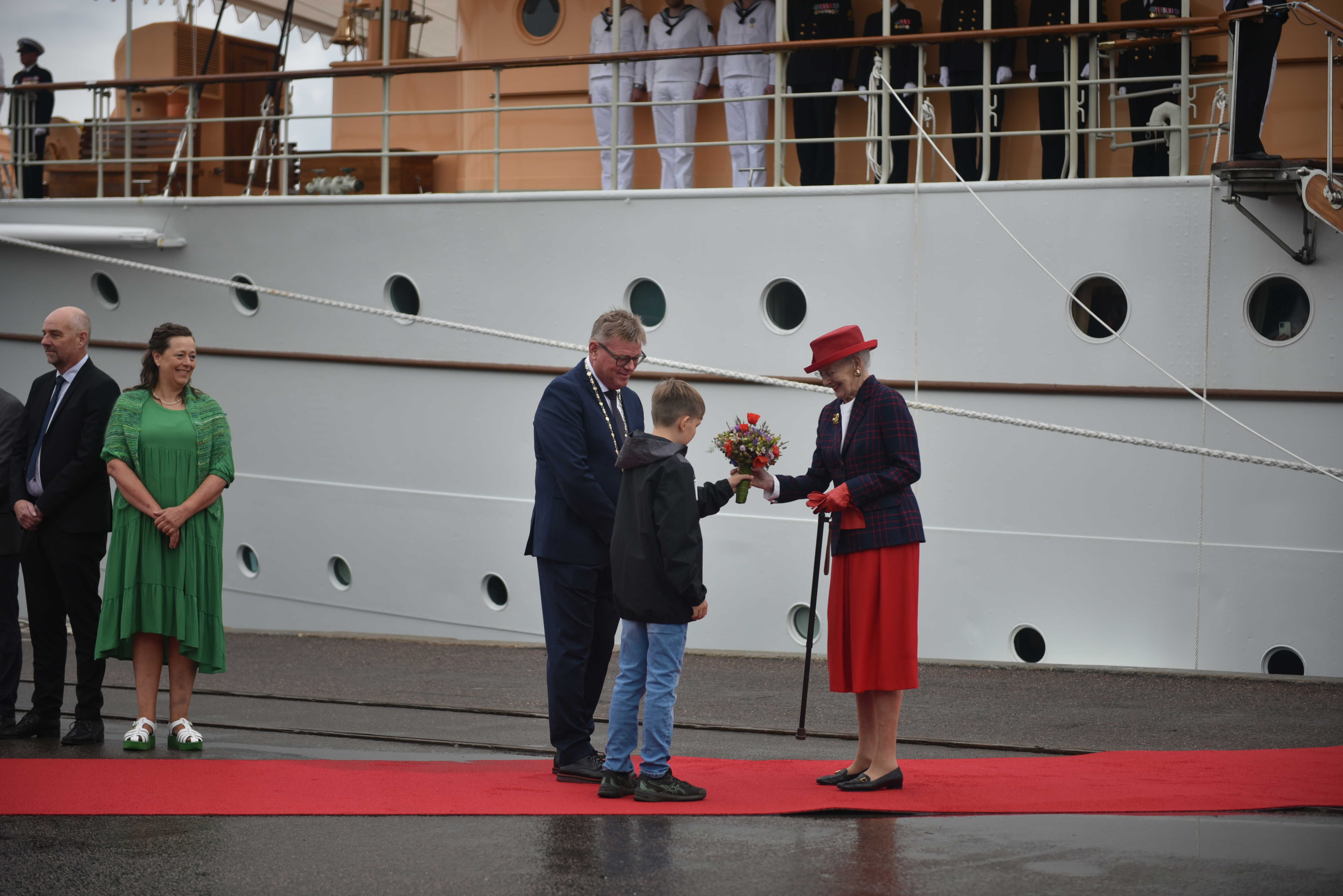 Dronningen bliver modtaget på havnen