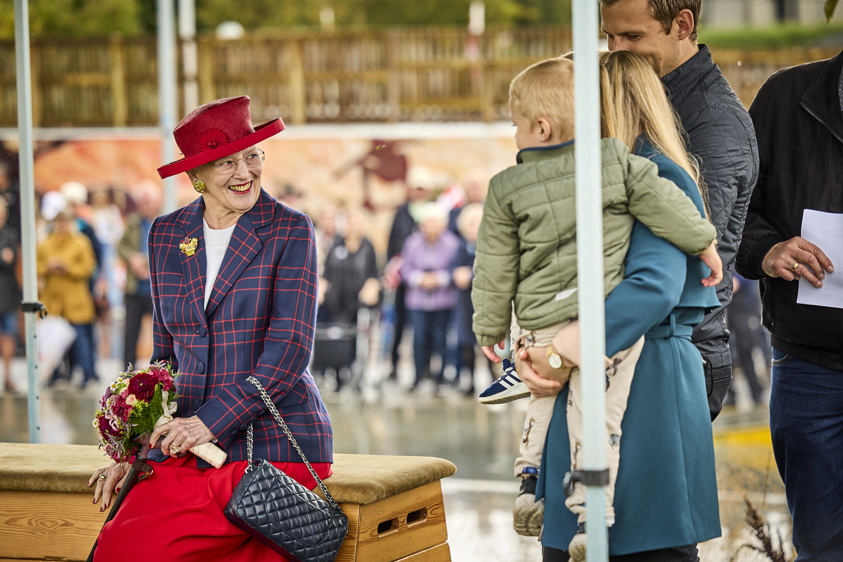 Dronningen hilser på familie i Øster Bjerregrav