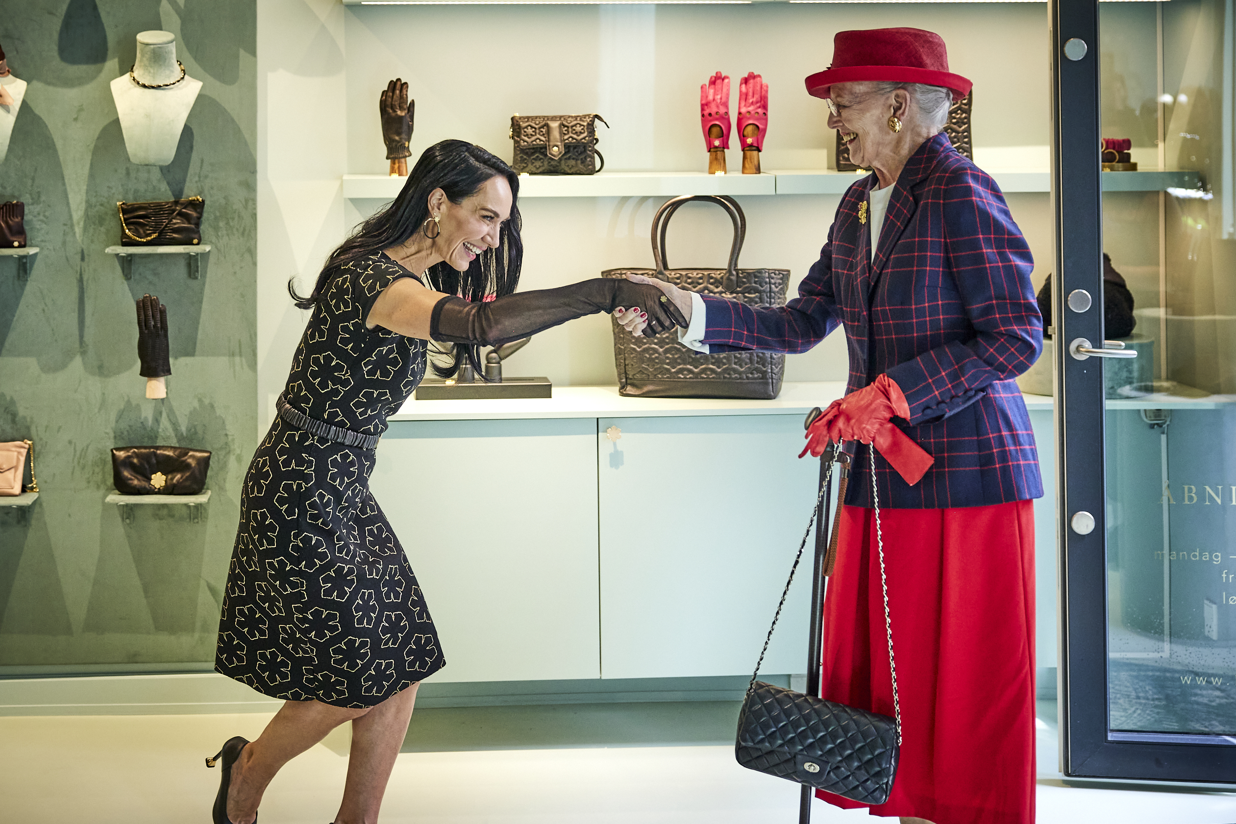 Dronningen på besøg hos Randers Handsker