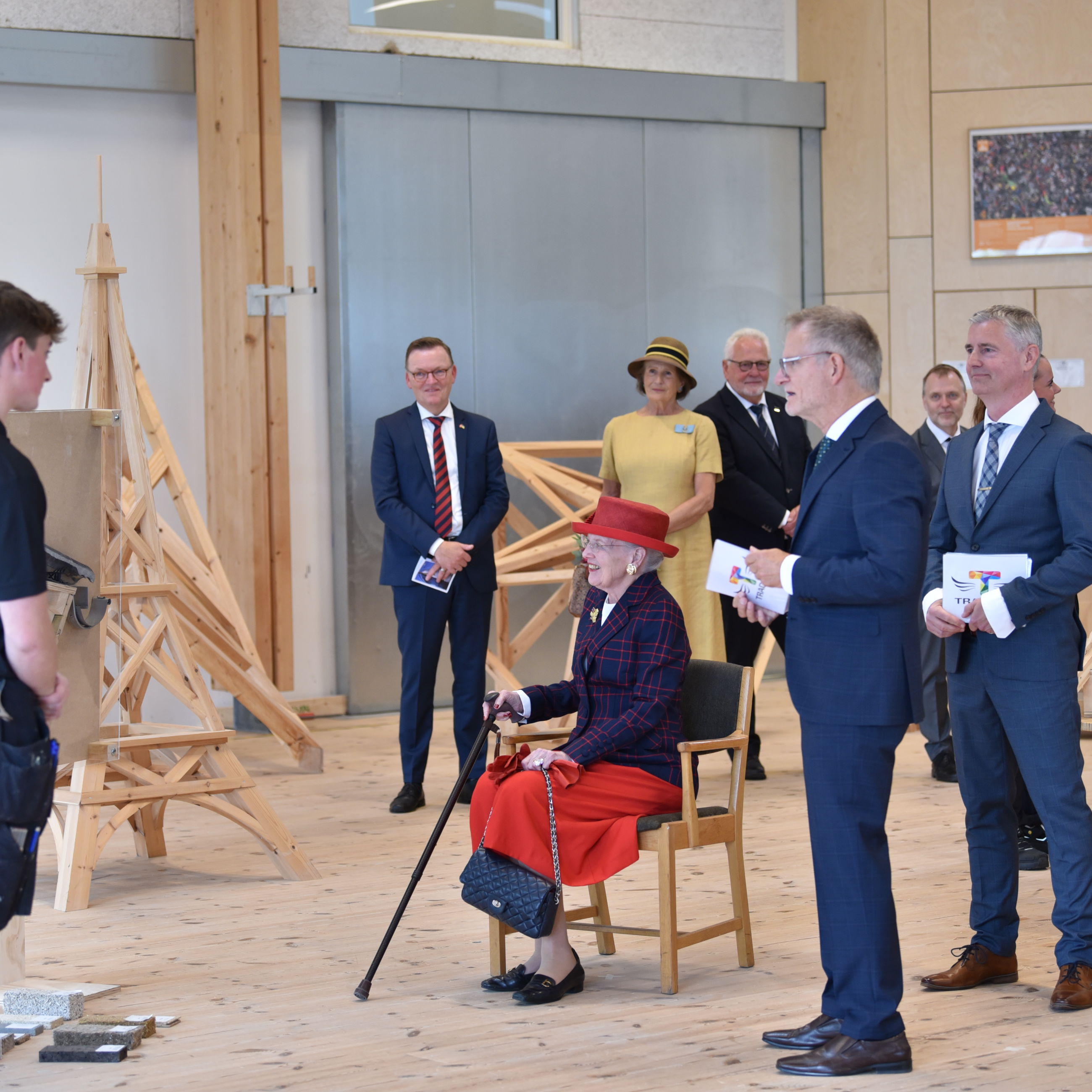 Dronningen hører om tømreruddannelsen på Tradium