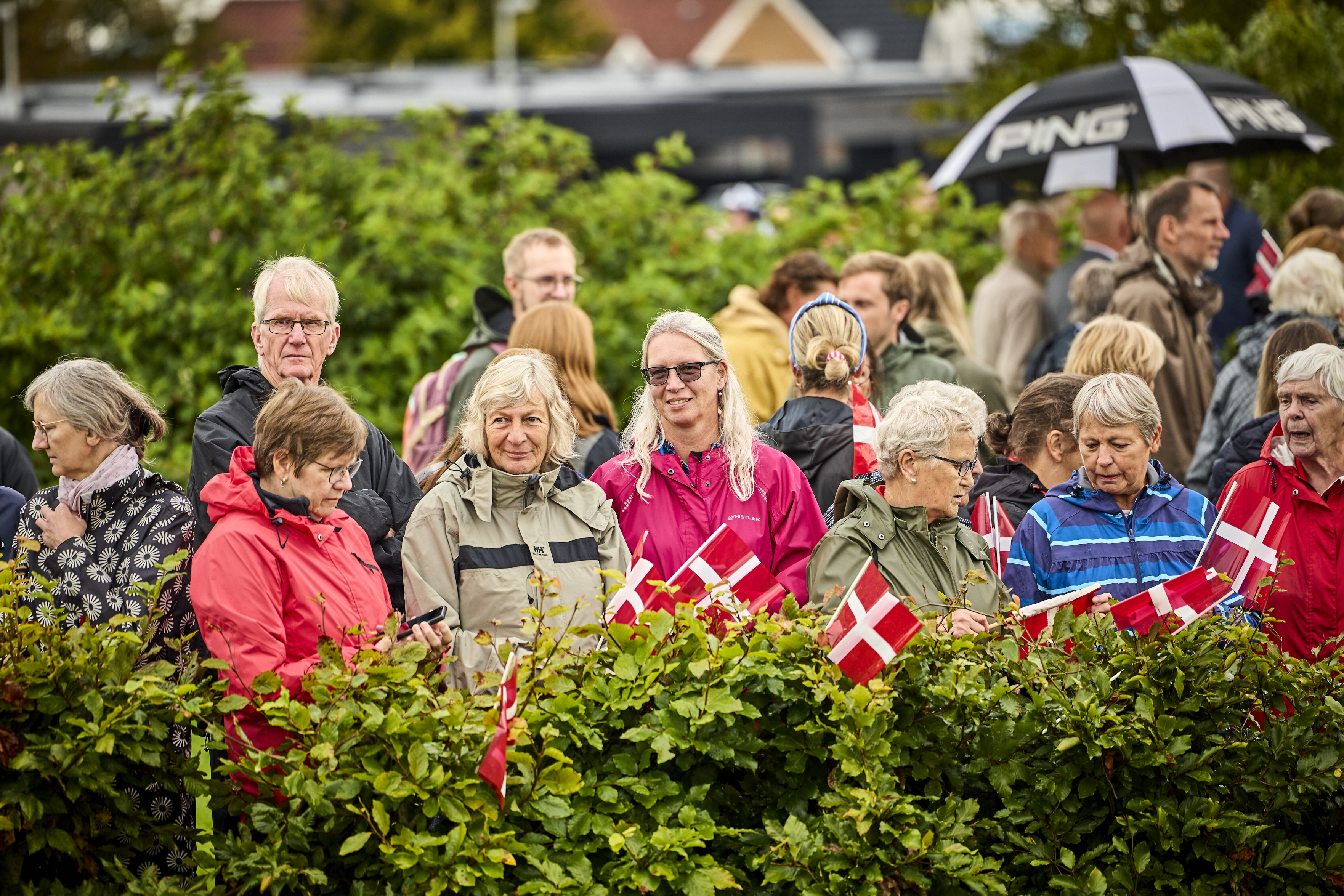 Folk står klar til at modtage Dronningen i Øster Bjerregrav