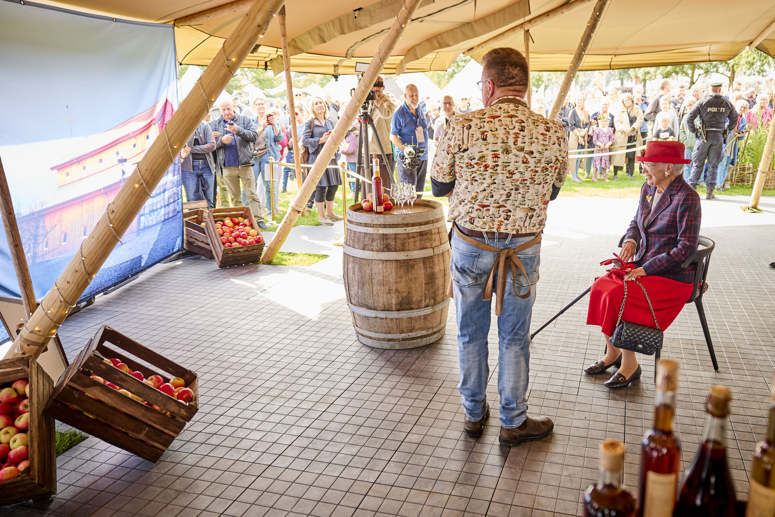 Dronningen ved Cold Hand Winerys stand i Tronholmparken