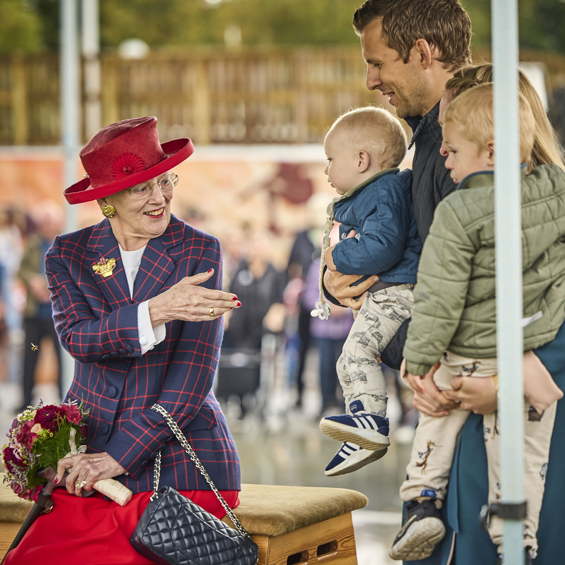 Dronningen hilser på familie i Øster Bjerregrav