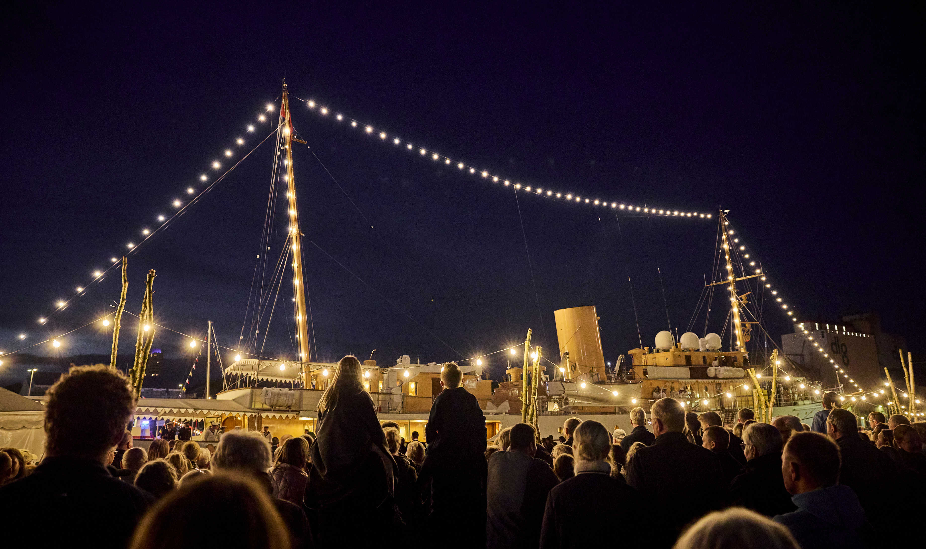 Kongeskibet Dannebrog i Randers Havn om aftenen