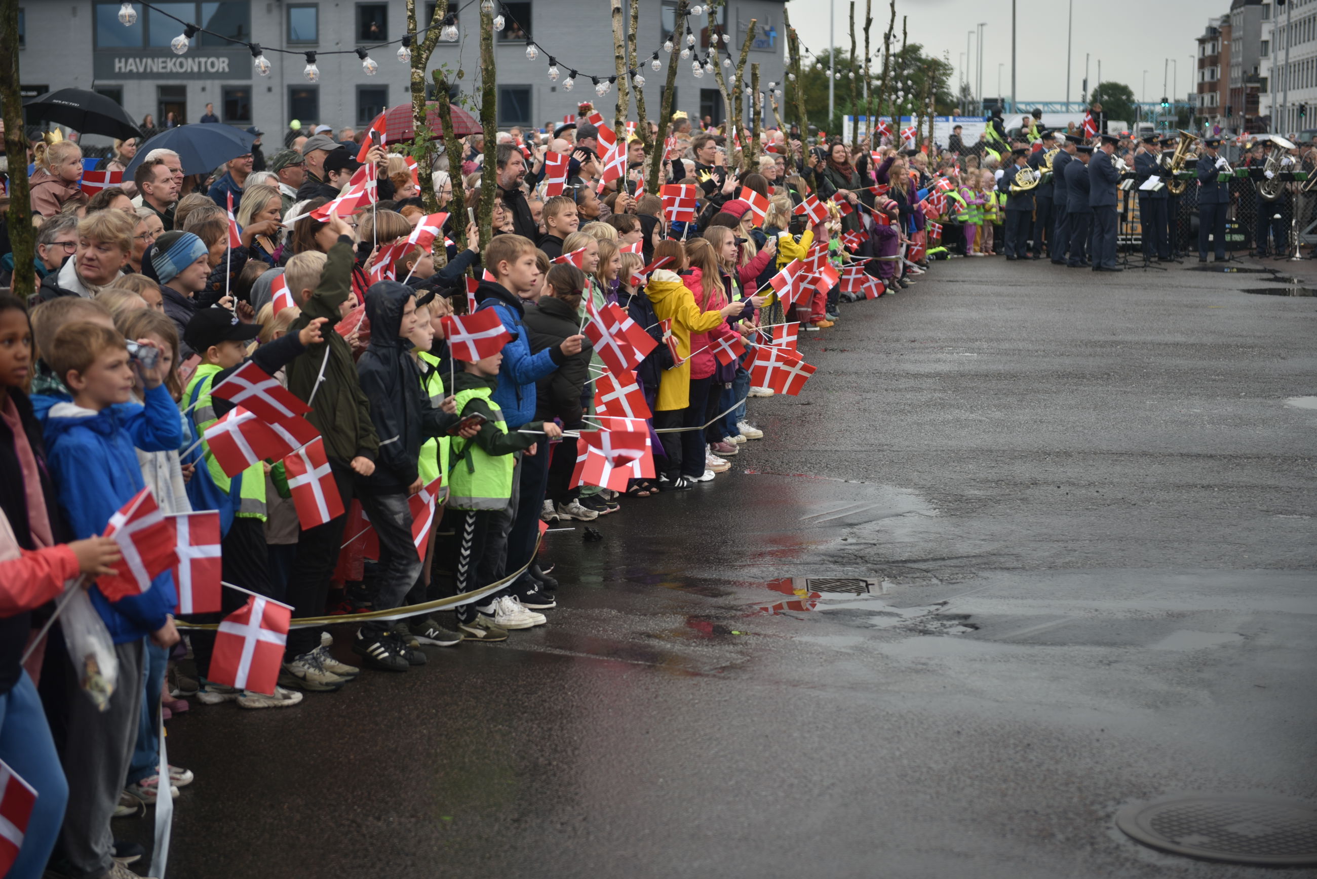 Folk står klar til at modtage Dronningen på havnen