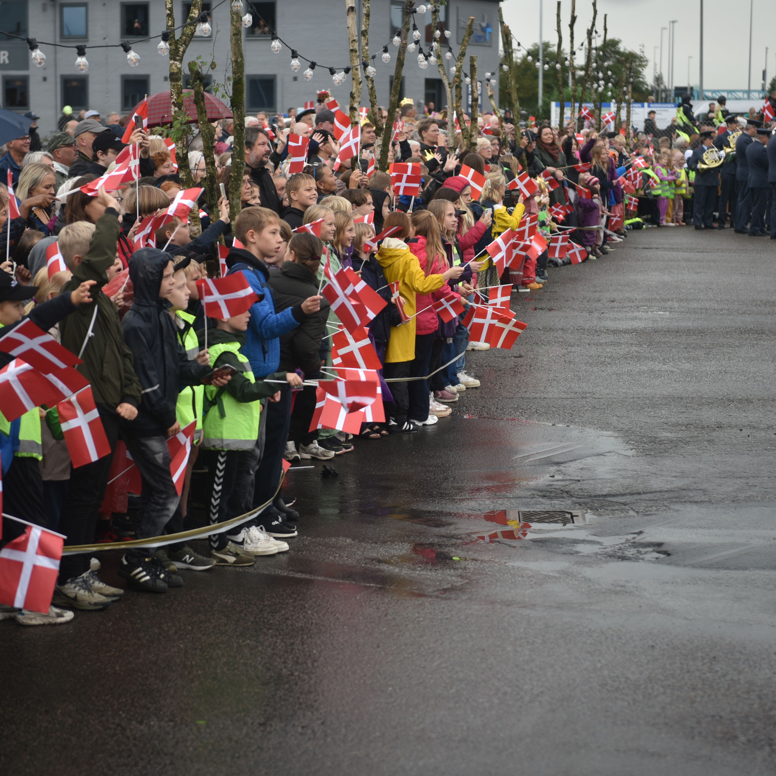 Folk står klar til at modtage Dronningen på havnen