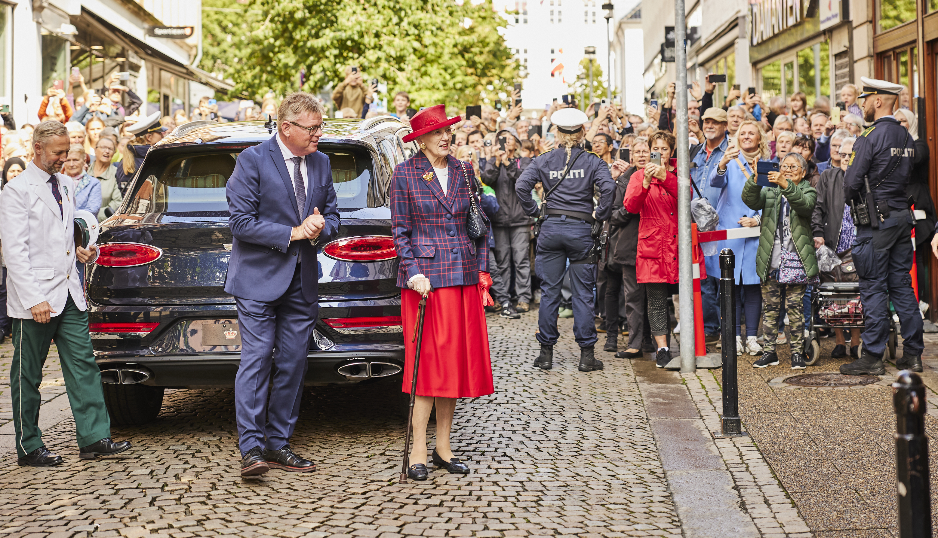 Dronningen på vej til Hotel Randers