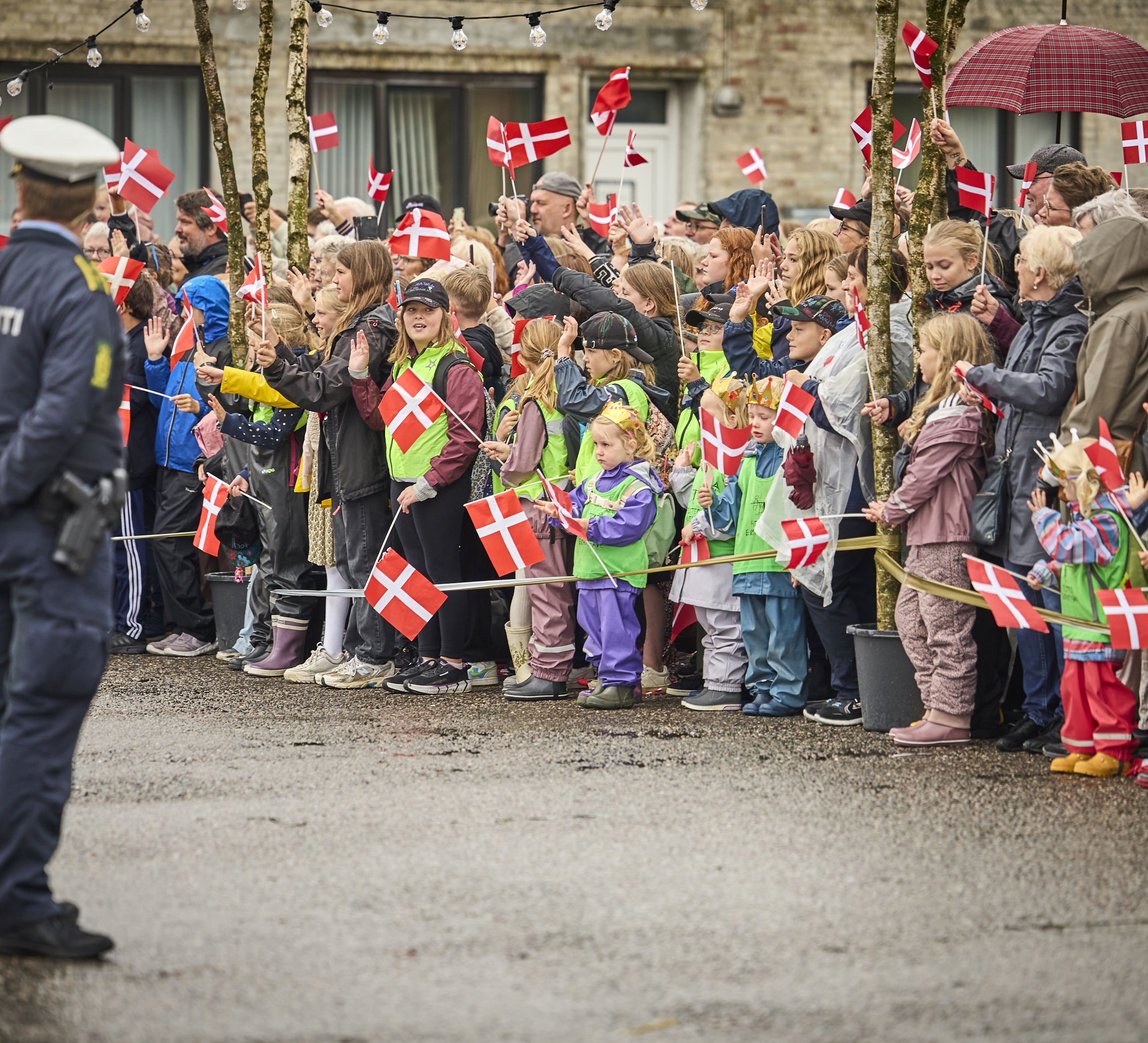 Folk står klar til at modtage Dronningen på havnen