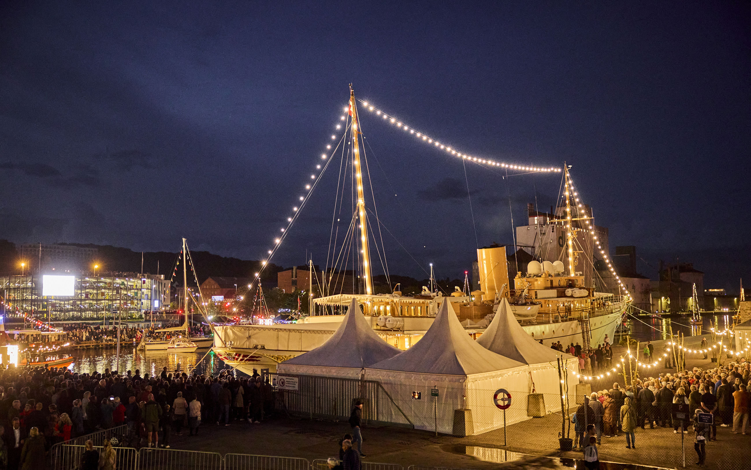 Kongeskibet Dannebrog i Randers Havn om aftenen
